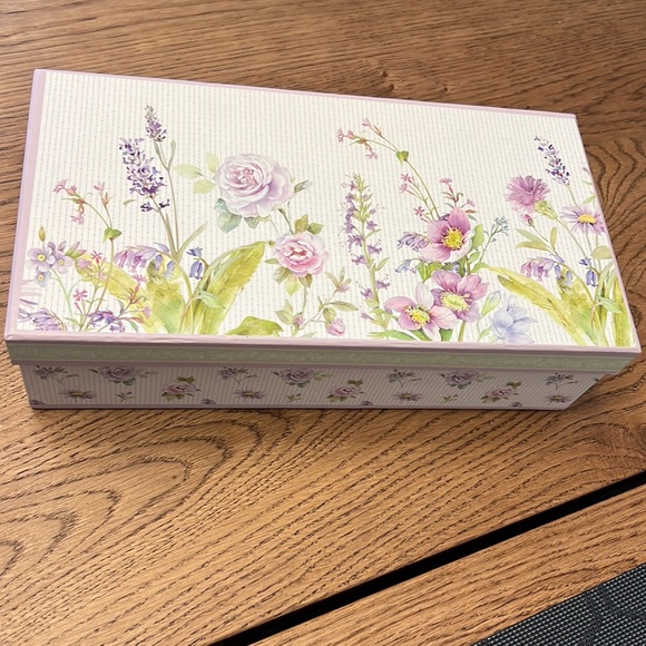 Delton Porcelain - Lavender rose mug and spoon set - Picture 2 of 5